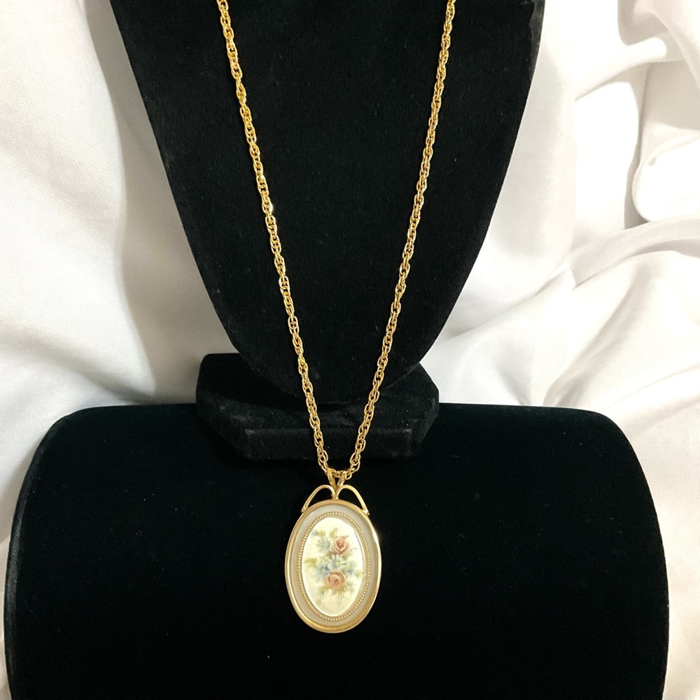 Avon Goldtone Rose & Pansy Pendant Necklace